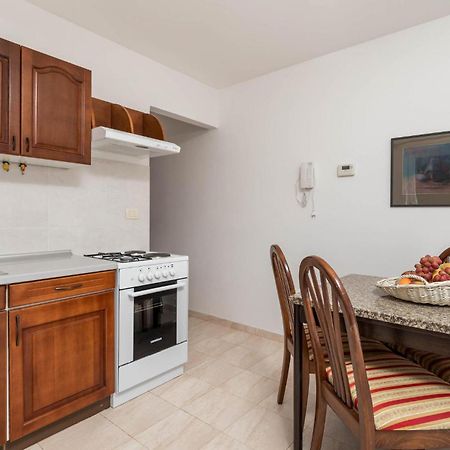 1 Bedroom Cozy Apartment In Icici Bagian luar foto
