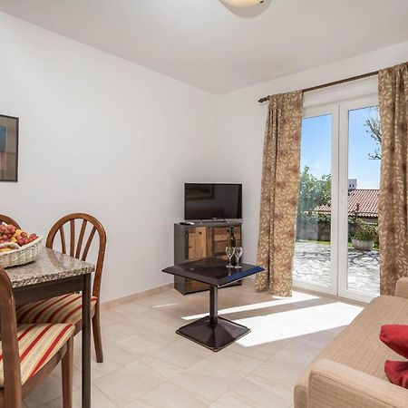 1 Bedroom Cozy Apartment In Icici Bagian luar foto