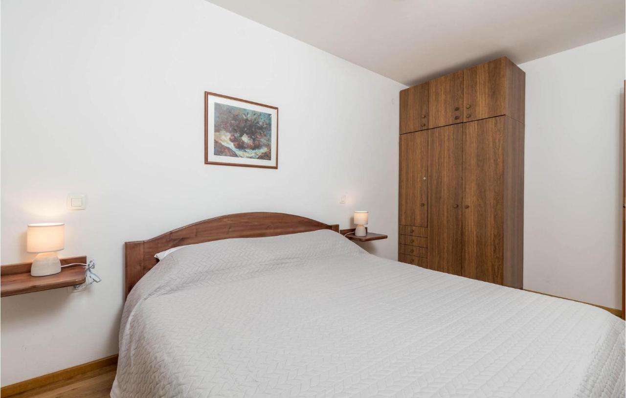 1 Bedroom Cozy Apartment In Icici Bagian luar foto