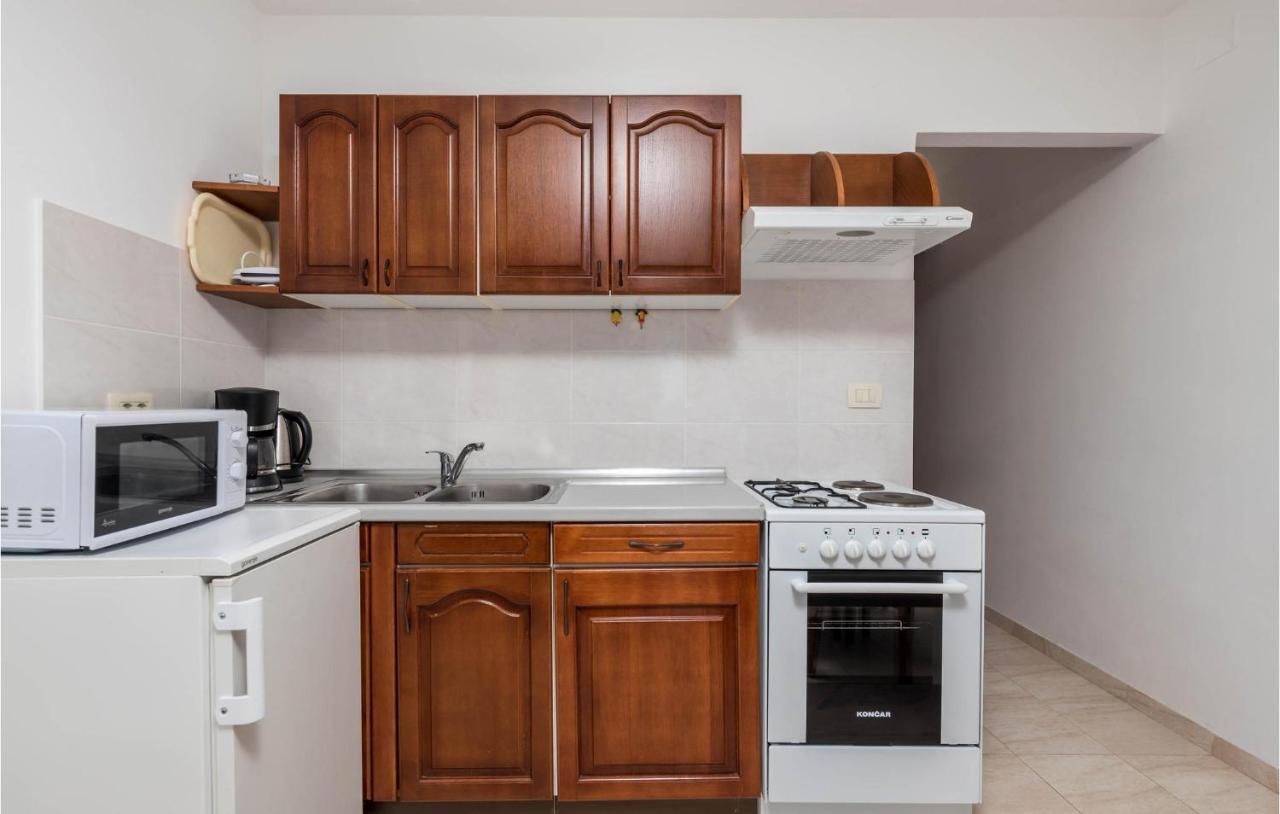 1 Bedroom Cozy Apartment In Icici Bagian luar foto