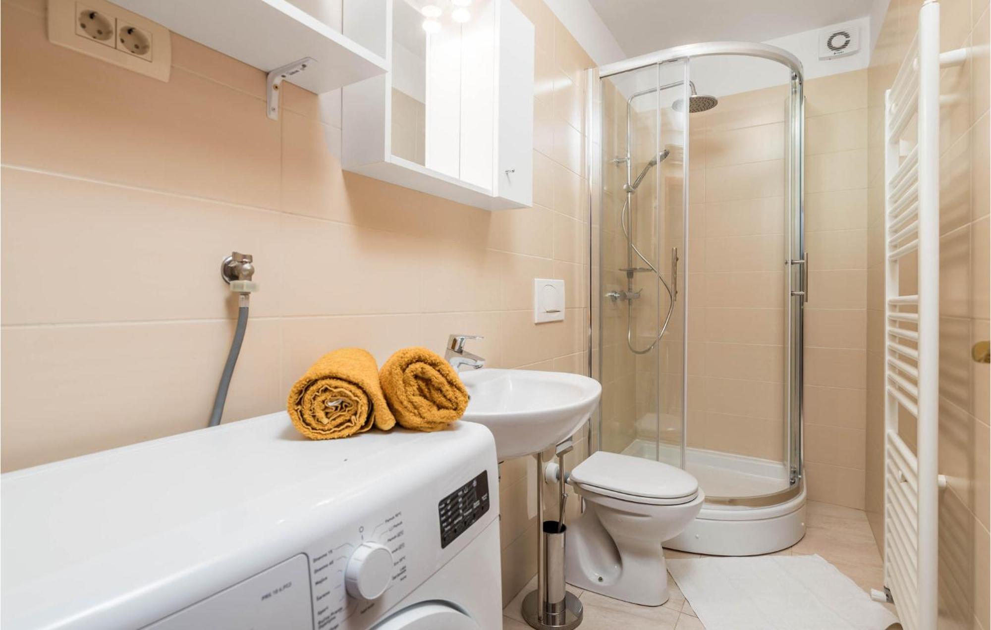 1 Bedroom Cozy Apartment In Icici Bagian luar foto