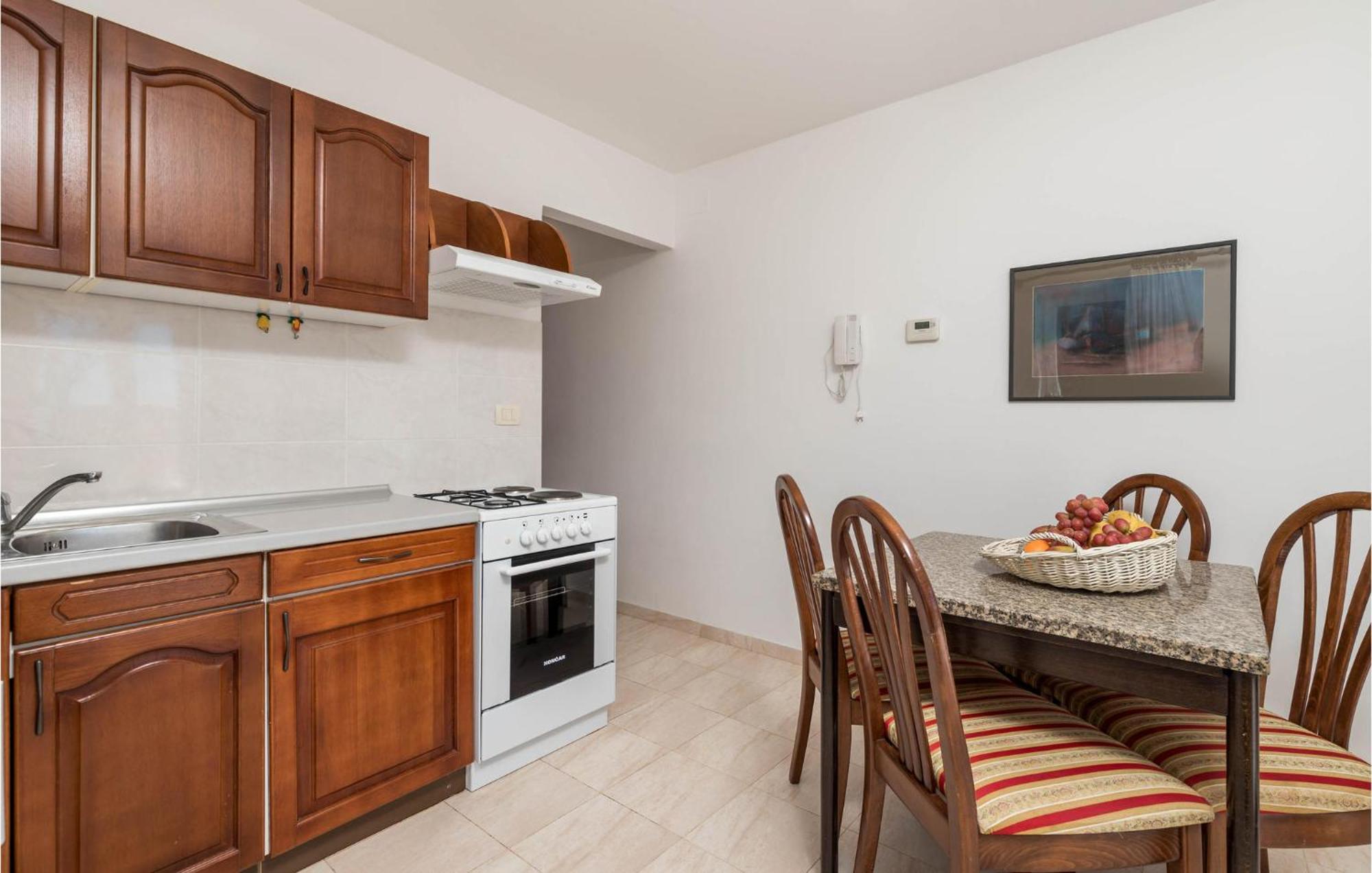 1 Bedroom Cozy Apartment In Icici Bagian luar foto