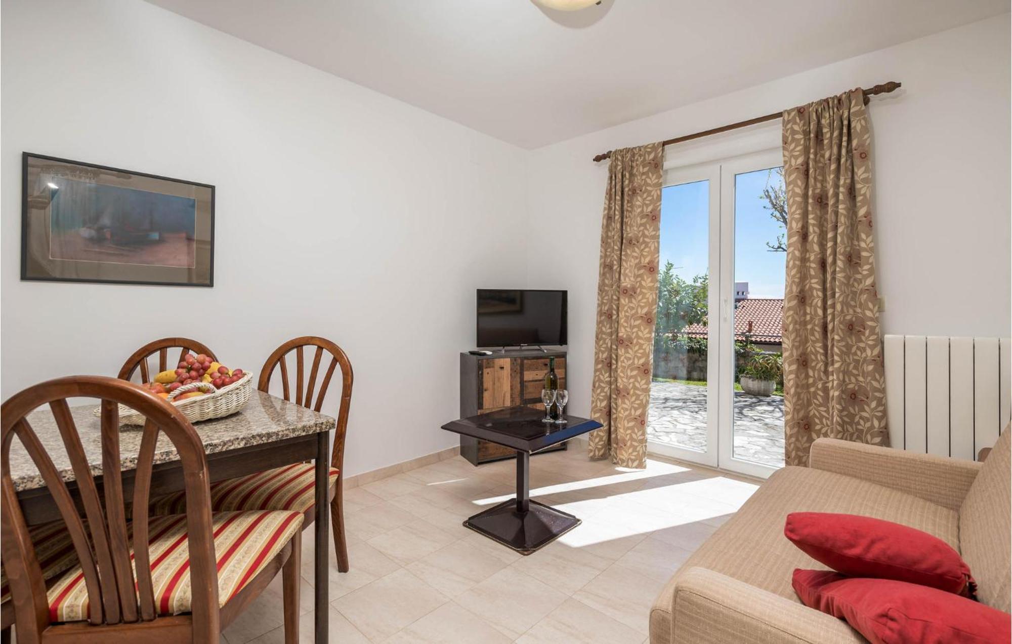 1 Bedroom Cozy Apartment In Icici Bagian luar foto