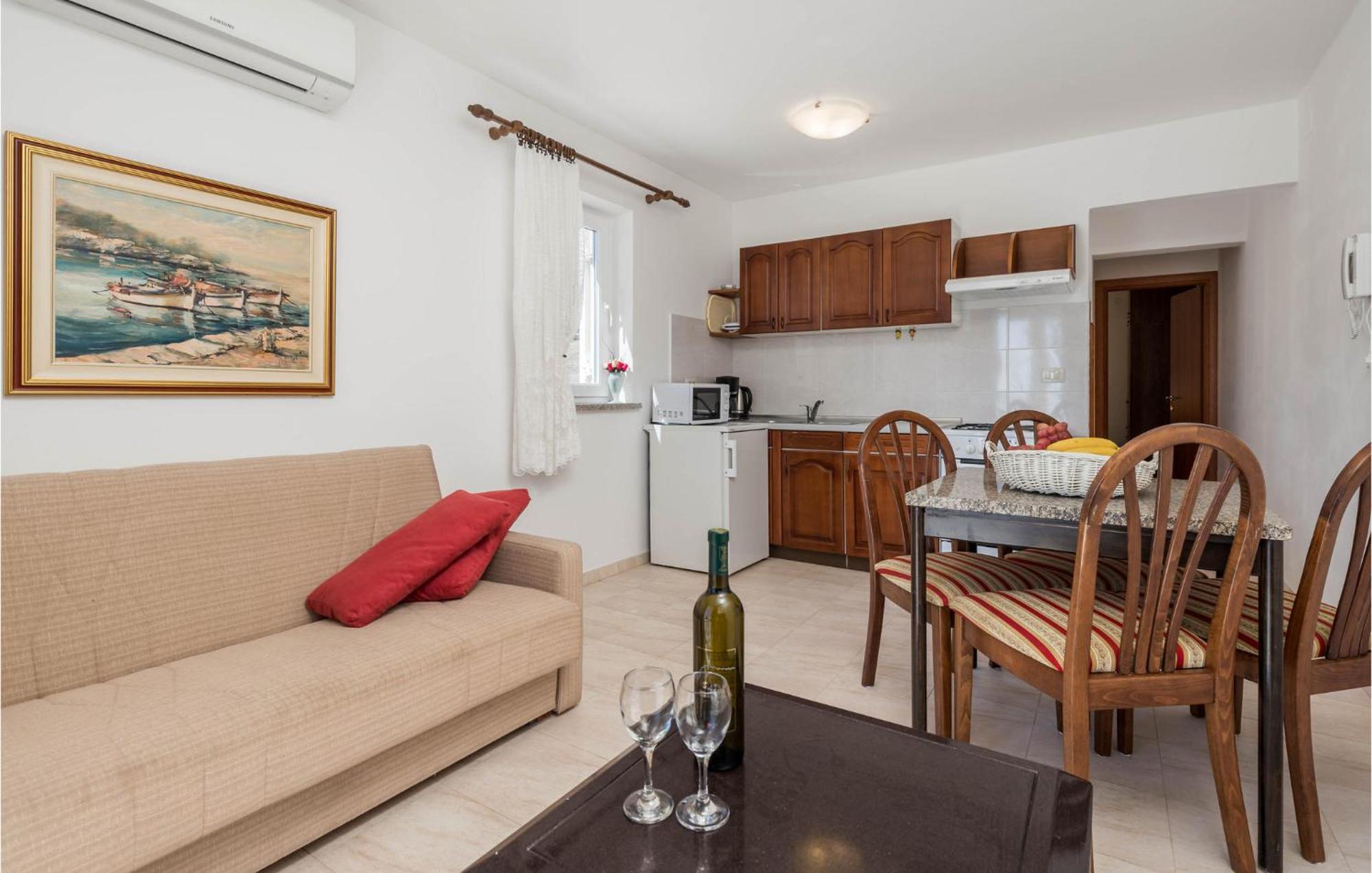 1 Bedroom Cozy Apartment In Icici Bagian luar foto
